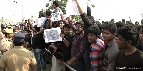 சென்னை மெரினாவில் ஜல்லிக்கட்டு ஆர்வலர்கள் போராட்டம்