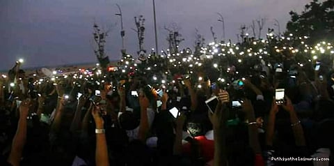 செல்போன் ஒளி மூலம் நூதன போராட்டம்