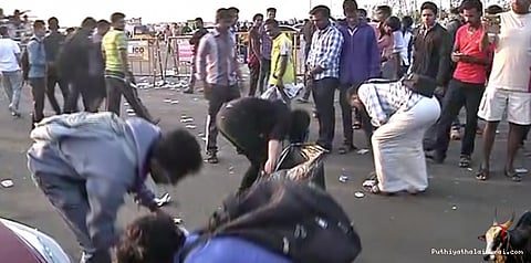 குப்பைகளை அகற்றி முன்மாதிரியாக திகழும் போராட்ட இளைஞர்கள்..!