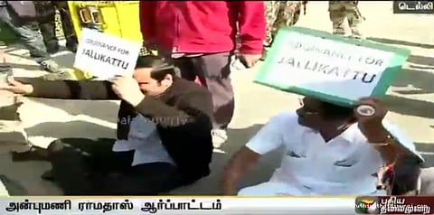 பிரதமர் வீடு முன் அமர்ந்து அன்புமணி போராட்டம்