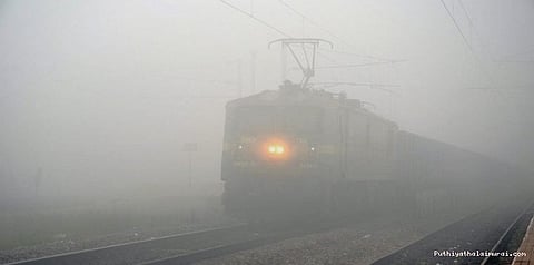 டெல்லியில் கடும் பனிமூட்டம்... விமான, ரயில் சேவைகள் பாதிப்பு