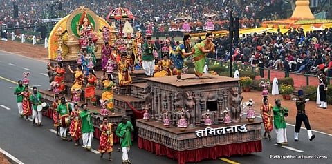 கரகாட்ட கலைஞர்களுடன் ராஜபாதையில் வலம்வந்த தமிழக அலங்கார ஊர்தி