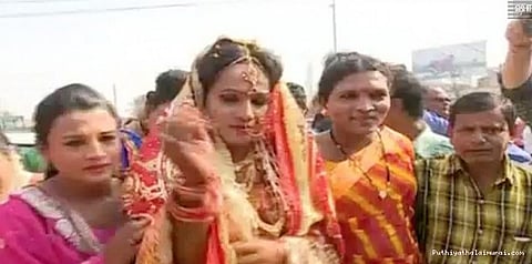 திருநங்கையை மணந்த எம்பிஏ பட்டதாரி..!