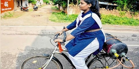 பெடல் போடாமல் செல்லும் சைக்கிள்... 14 வயது பெண்ணின் கண்டுபிடிப்பு...!
