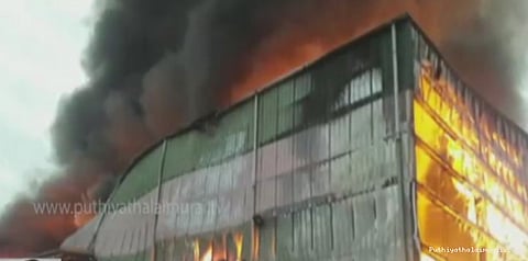 வேலூரில் தீப்பற்றி எரிந்த ரசாயனத் தொழிற்சாலை