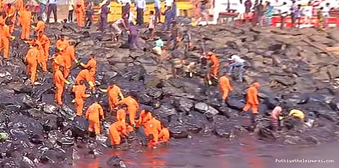 கடலில் படிந்துள்ள எண்ணெய் படலத்தை அகற்றும் பணி தீவிரம்