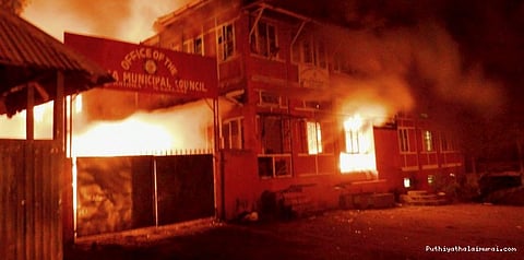 நாகாலாந்தில் அரசு அலுவலகங்களுக்குத் தீவைத்த போராட்டக்காரர்கள்