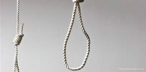 காதலிக்க வற்புறுத்தி தொந்தரவு கொடுத்ததால் மாணவி தற்கொலை