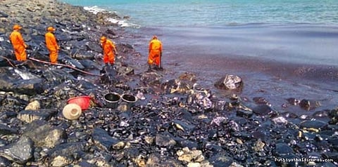 கடலில் மிதக்கும் எண்ணெய் படலத்தை அகற்றும் பணி தீவிரம்