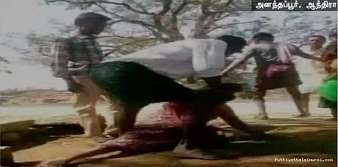 பெண்ணை அடித்து உதைத்த கிராமத் தலைவர்