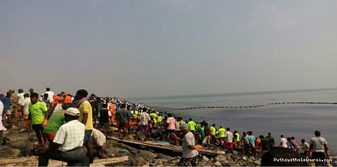 கடலில் கலந்த எண்ணெய் மாசு... அகற்ற குவிந்த தன்னார்வலர்கள்...