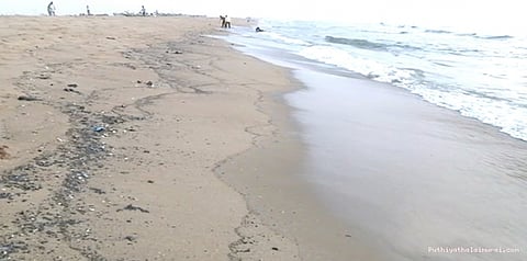 மெரினாவில் எண்ணெய் படலம் அகற்றம்