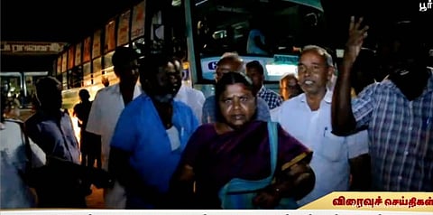பஸ் பாஸ் பிரச்னை: பேருந்தை சிறைபிடித்த தொழிற்சங்கத்தினர்