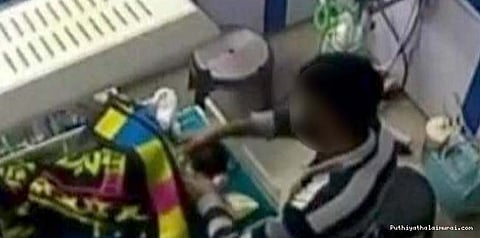 பிறந்து 3 நாள் ஆன குழந்தையின் காலை உடைத்த ஊழியர்