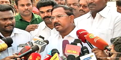 விருப்பத்தோடுதான் எம்எல்ஏக்கள் ஓட்டலில் தங்கியுள்ளனர்: மாஃபா பாண்டியராஜன்