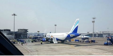 ஓடும் விமானத்தின் கதவை திறந்த பயணி..!