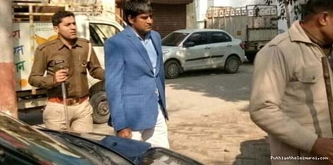 வாக்குச் சாவடிக்கு துப்பாக்கியுடன் வந்த பாஜக பிரமுகர்