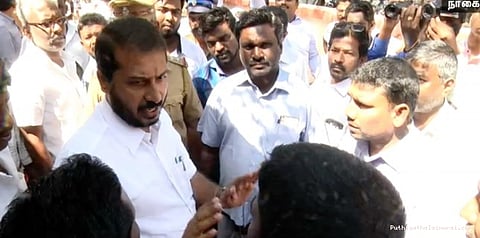 யாருக்கு ஆதரவு?: தொகுதி மக்களிடம் கருத்து கேட்கும் எம்எல்ஏ