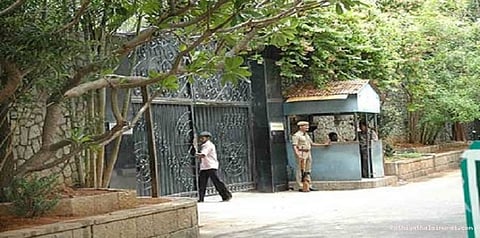 வெறிச்சோடியது போயஸ் கார்டன்; பாதுகாப்பும் திரும்பப் பெறப்பட்டது