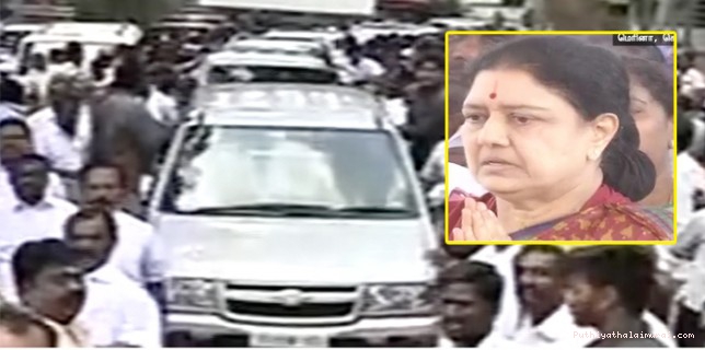 சாலை வழியாக செல்லும் சசிகலா