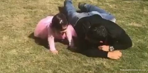 மகளுடன் தவழ்ந்த தோனி.. வைரலாகும் பதிவு