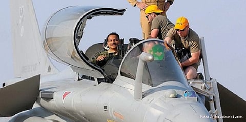 போர் விமானத்தை இயக்கிய மத்திய அமைச்சர்