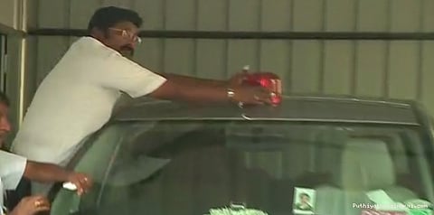 ஓபிஎஸ் காரில் இருந்த சைரன் அகற்றம்