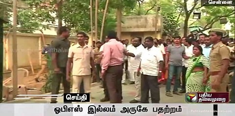 பன்னீர்செல்வம் இல்லம் அருகே கைகலப்பு