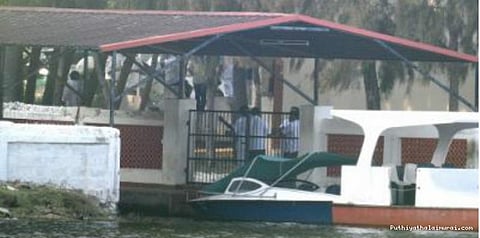 கூவத்தூர் விடுதி மூடல்...