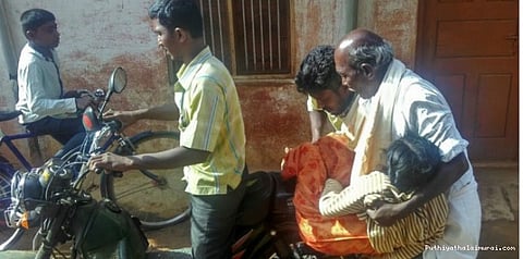 மகளின் சடலத்தை பைக்கில் கொண்டு சென்ற தந்தை