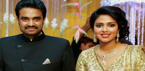 விஜய்-யை விட்டு முழுமையாக பிரிந்தார் அமலாபால்..!