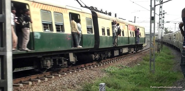 சென்னை மின்சார ரயிலில் தவறி விழுந்து 3 பேர் உயிரிழப்பு