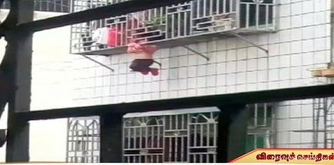 ஜன்னலில் சிக்கிய சிறுமி மீட்பு (வீடியோ)