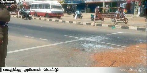 காவல்துறை வாகனத்தில் கைதி வெட்டிக் கொலை...