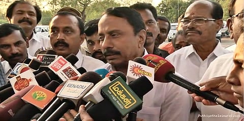 சசிகலாவின் பின்னணியில்தான் அதிமுக இயங்குகிறது: செங்கோட்டையன்