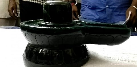 சேலத்தில் ரூ.25 கோடி மதிப்பிலான பச்சை மரகதலிங்கம் மீட்பு