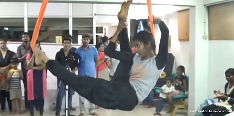 அந்தரத்தில் 178 ஆசனங்கள்: அசத்திய இளம்பெண்