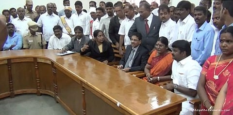 நீதிபதிகள் முன் அதிமுக-திமுக வழக்கறிஞர்கள் மோதல்