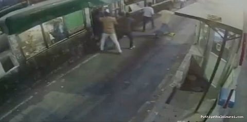 சுங்கச்சாவடி பணியாளர்களுக்கு அடி உதை