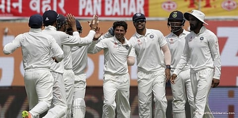 சுழலில் அசத்திய குல்தீப்: ஆஸி. முதல் இன்னிங்ஸில் 300 ரன்களுக்கு ஆல்அவுட்