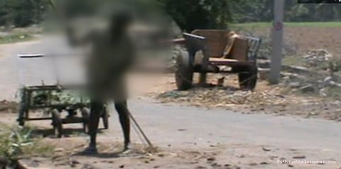 கழிப்பிடம் இருந்தும் பயன்படுத்தாத மக்கள்: சுத்தப்படுத்த நிர்ப்பந்திக்கப்படும் தொழிலாளர்கள்