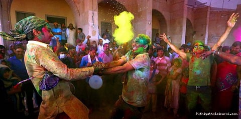 ஹோலி கொண்டாடிய மாணவர்களை மன்னிப்பு கடிதம் எழுதச் சொன்ன பாக். பல்கலைக்கழகம்