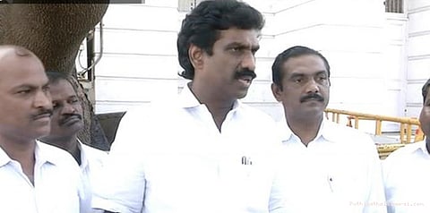 தொப்பியுடன் சென்று பணம் கொடுத்தனர்: திமுக புகார்