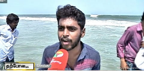 மெரினாவில் கடலில் இறங்கி இளைஞர்கள் போராட்டம்