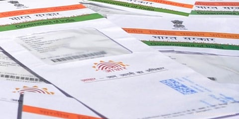 ஆதார் விவரங்கள் பாதுகாப்பாக இருக்குமா? தோனியால் கிளம்பியுள்ள புதிய சர்ச்சை