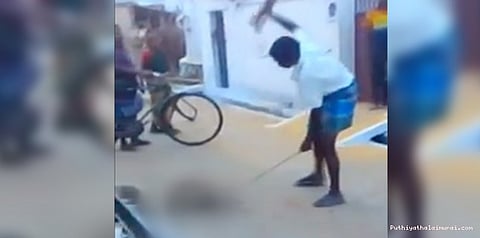 நாயை கண்மூடித்தனமாக தாக்கும் நபர்: ஆன்லைன் வழியாக போலீசில் புகார்