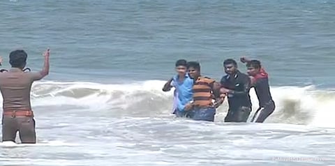 அடி, உதை, ஆபாச அர்ச்சனை: மெரினாவில் போராடியவர்கள் புகார்