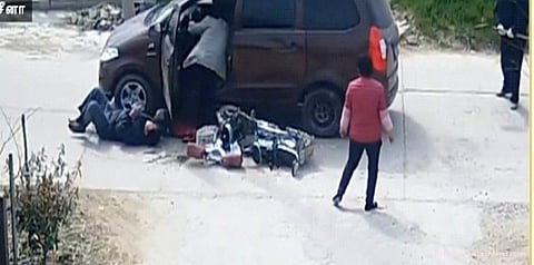 இருமுறை சிற்றுந்து மோதியும் தப்பிய நபர் (வீடியோ)