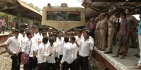 3-வது நாளாக தொடர்கிறது போராட்டம்... மாணவர்கள் ரயில் மறியல்