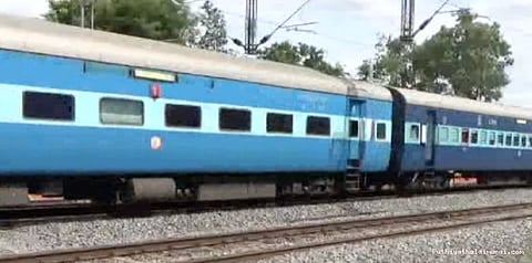 ஓடும் ரயிலை நிறுத்தி அரங்கேறியது கொள்ளை